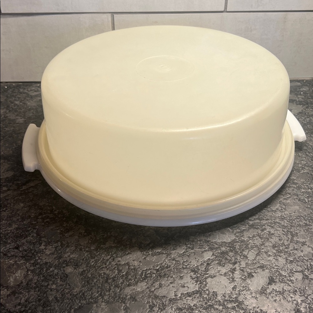 Vintage Tupperware pie keeper.  Exc condition This will hold a 9 inch pie.